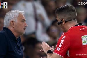 不满判罚，穆里尼奥与来到场边的主裁激烈交流